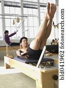 pessoas, esticar, em, exercício, estúdio