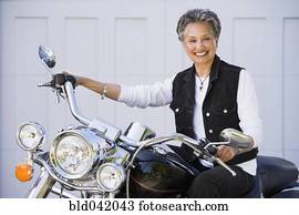 senior, african american zena, miesto, prostredníctvom, motocykel