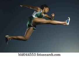 fêmea americana africana, atleta, pular