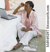 3º edad, mujer americana africana, pagar factura