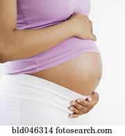 grávida, mulher americana africana, com, mãos, barriga