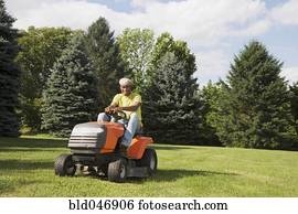 homem americano africano, cortando gramado