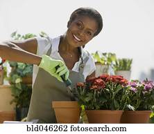 sênior, mulher americana africana, jardinagem