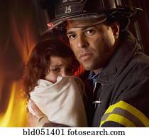 hispânico, macho, bombeiro, prendendo criança