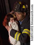 hispânico, macho, bombeiro, prendendo criança