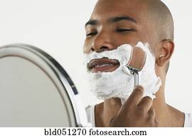 homem africano, barbeando rosto