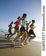 multi-étnico, corredores, correndo, em, praia