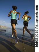 multi-étnico, femininas, corredores, correndo, em, praia