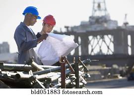 multi-étnico, macho, trabalhadores construção, olhando projetos