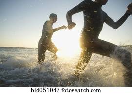 multi-étnico, nadadores, executando, em, surfar