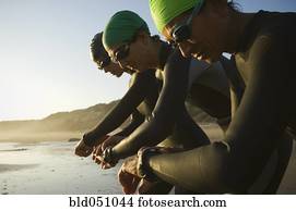 multi-étnico, nadadores, verificar, relógios