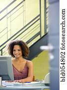 africano, executiva, digitando, ligado, computador