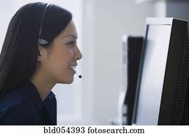 asiático, executiva, headset desgastando