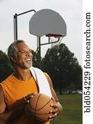 homem africano, segurando basquetebol