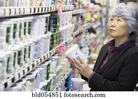 sênior, mulher asian, shopping, em, mercearia