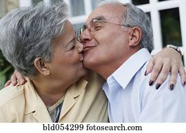 sênior, par hispânico, beijando