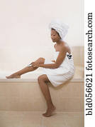 mulher africana, raspando pés