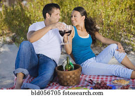 par hispânico, tendo piquenique
