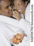 אישה אפריקנית, האכלה, פרי, ל, בעל