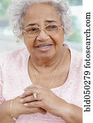 3º edad, mujer americana africana, lentes pesados