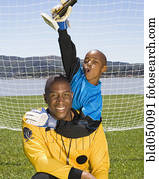 africano, menino, e, treinador, com, futebol, troféu