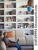 homem americano africano, digitando, ligado, laptop