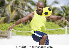 homem americano africano, pular, bola futebol, ligado, joelho