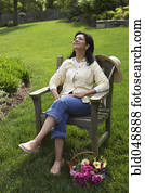 mulher hispânica, relaxante, em, quintal