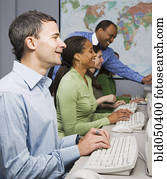 multi-étnico, businesspeople, digitando, ligado, computadores