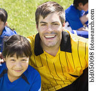 retrato, de, menina asiática, e, treinador futebol
