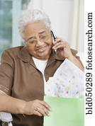 älter, afrikanische amerikanische frau, unterhaltung zelle telefon