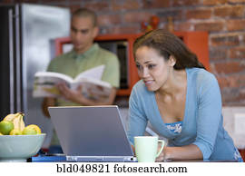 אישה אמריקאית אפריקנית, להסתכל ב, מחשב נייד