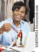 africano, desenhista moda, segurando, swatches tecido