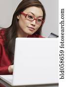 asiático, executiva, fazendo compras online