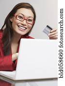 asiático, executiva, fazendo compras online