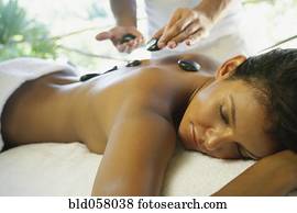 hispanic frau, annahme, heilbad, stein, behandlung