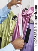 mulher africana, segurando, swatch tecido, contra, vestido