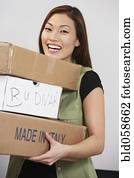 mulher asian, carregar, pilha, de, pacotes