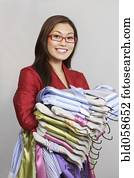 mulher asian, segurando, grupo, roupa