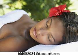 mulher hispânica, deitando, ligado, spa, tabela