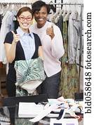 multi-étnico, desenhistas moda, dar, polegares cima