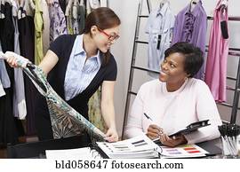 multi-étnico, desenhistas moda, sorrindo, em, um ao outro