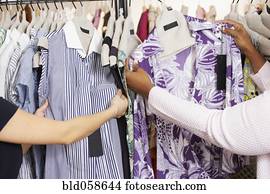 multi-étnico, mulheres, compras roupas