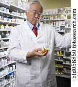 sênior, asiático, farmacêutico, leitura, medicação