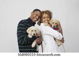 africano, par, segurando, filhotes cachorro