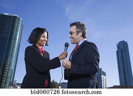 fêmea africana, repórter, entrevistar, homem negócios