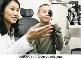 fêmea asiática, optometrist, examinando, paciente