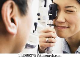 fêmea asiática, optometrist, examinando, paciente