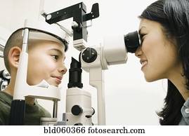 fêmea asiática, optometrist, examinando, paciente