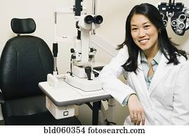 fêmea asiática, optometrist, em, escritório